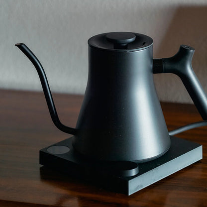 細口のコーヒードリップ用電気ケトル Fellow Stagg EKG Pro Electric Kettle